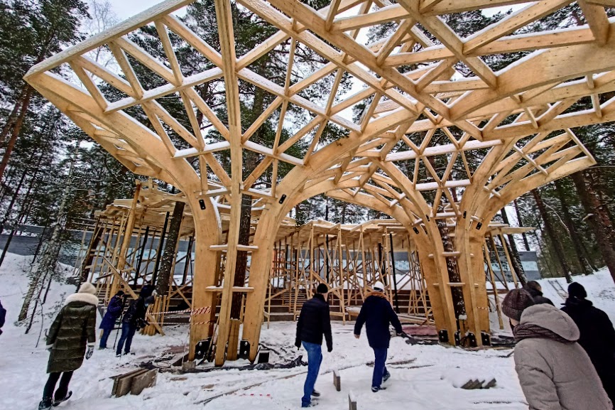 На новой музыкальной площадке в Сосновом Бору появились огромные деревянные навесы