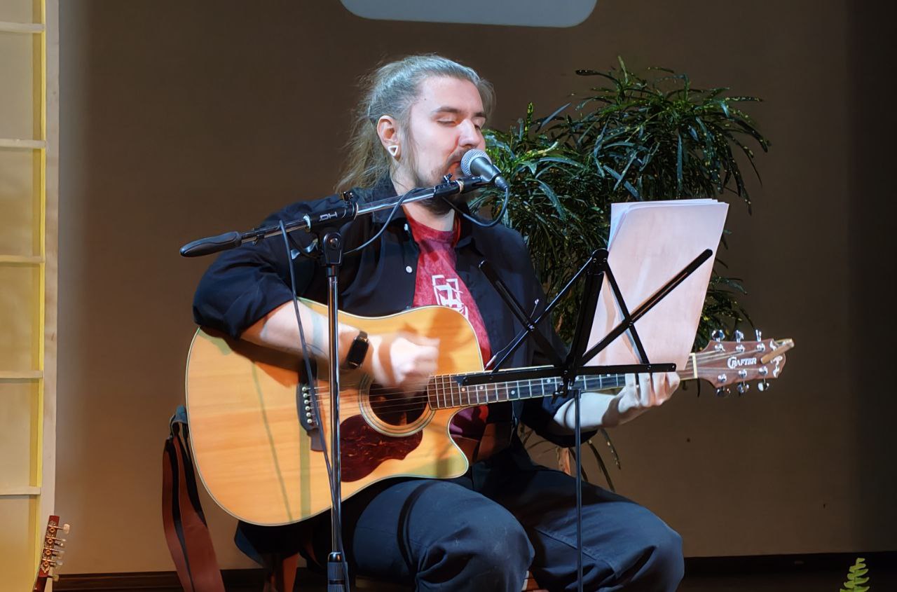Английские каверы и любимые советские песни. В Сосновом Бору прошел концерт-квартирник Сережи Ивла 