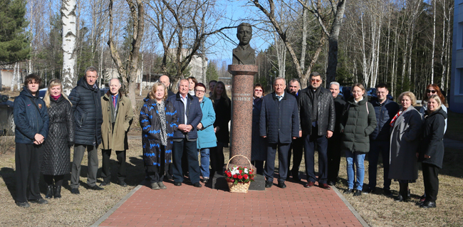 Сотрудники НИИ ОЭП почтили память основателя отечественной оптической школы Сергея Вавилова в день его рождения