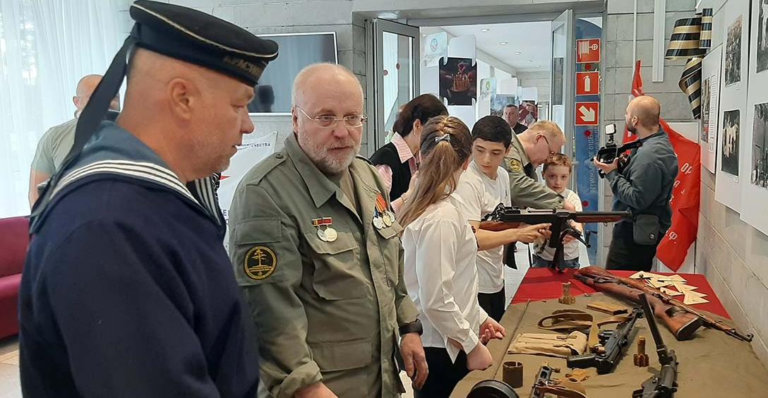 Поисковики Соснового Бора дали прикоснуться горожанам к военной истории. Фото: Анна Петрова / «Маяк»