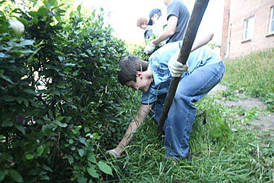 Каждое лето, традиционно, требуются подростковые бригады для работы на озеленении города (Фото Юрия Шестернина, архив «Маяка»)
