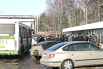 Автобусу приходится сложно маневрировать, чтобы не задеть припаркованные на остановке автомобили (Фото Юрия Шестернина)