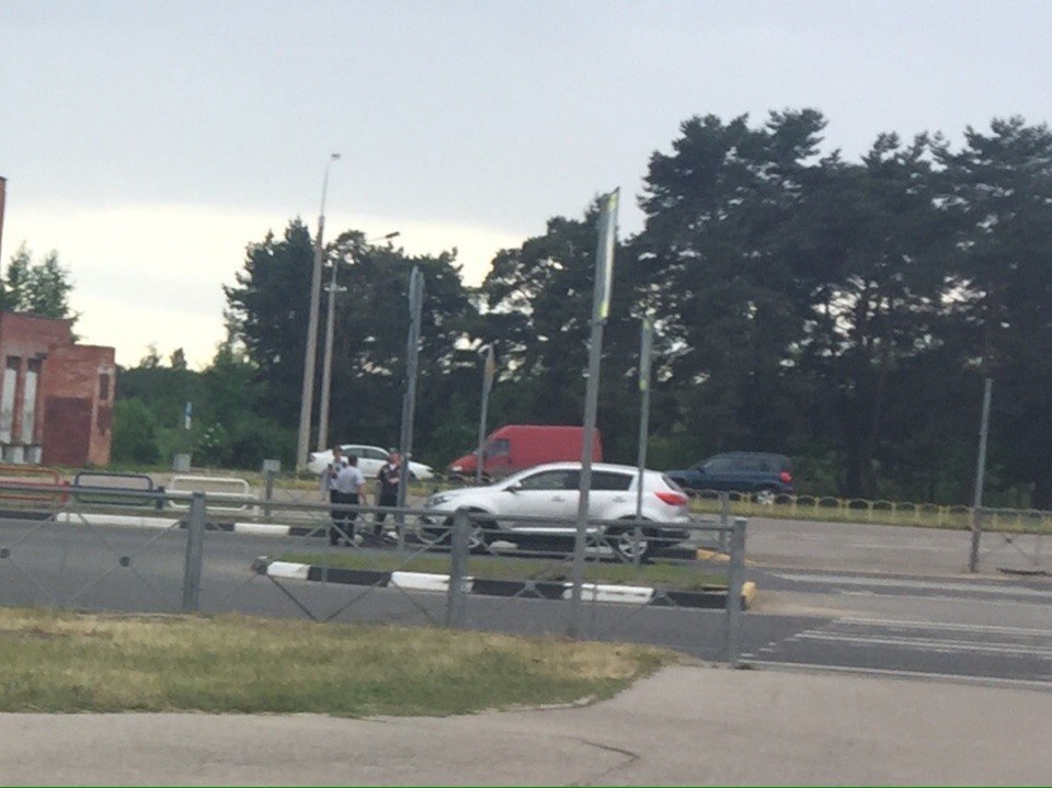 На пешеходном переходе возле СКК «Энергетик» в Сосновом Бору автомобиль сбил велосипедиста