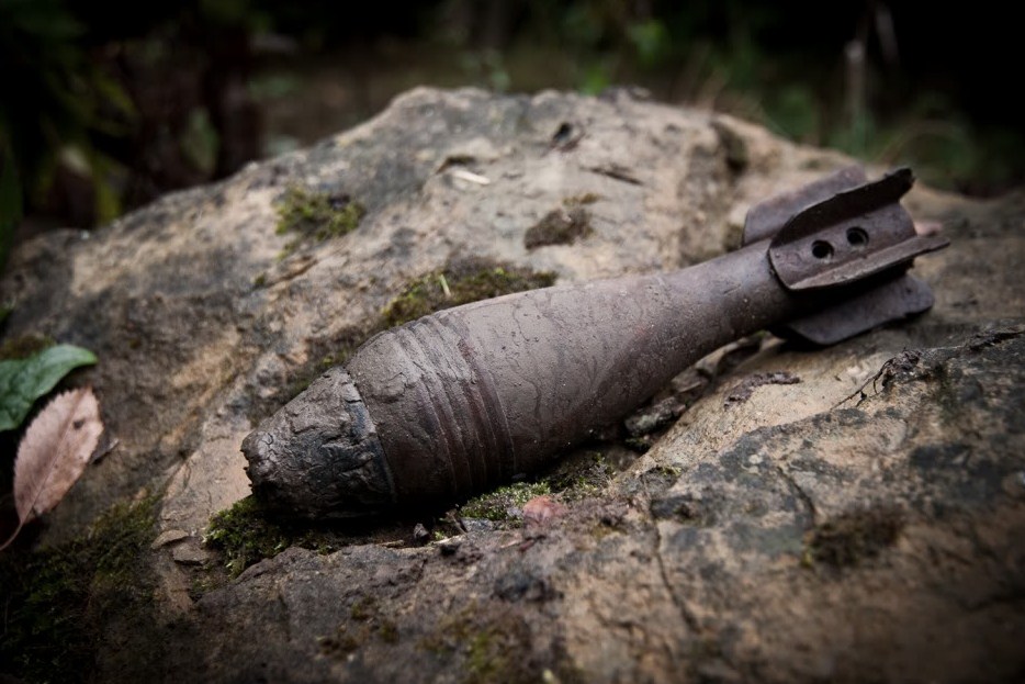 Рядом с дорогой Сосновый Бор — Ручьи найдены 64 мины времен Великой Отечественной  