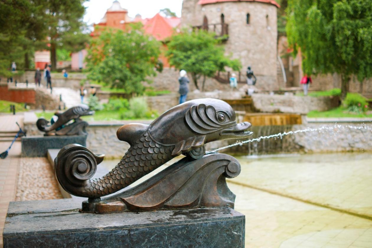 В Андерсенграде заработал фонтан-бассейн. Почему купаться в нем опасно