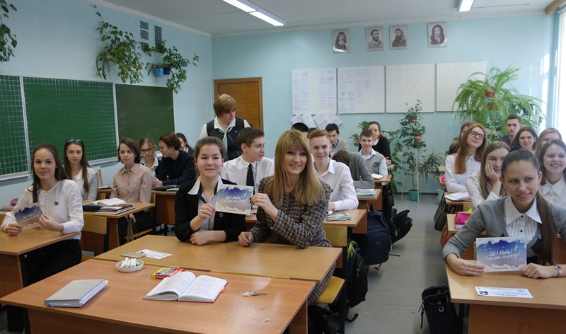 Светлана Журова вместе с девятиклассниками сосновоборской гимназии № 5 написала поздравительную открытку Валентине Терешковой