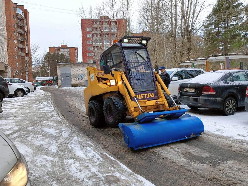 Гололедица в Сосновом Бору. Коммунальщики принимают критику в свой адрес и  просят сосновоборцев не препятствовать работе техники во дворах