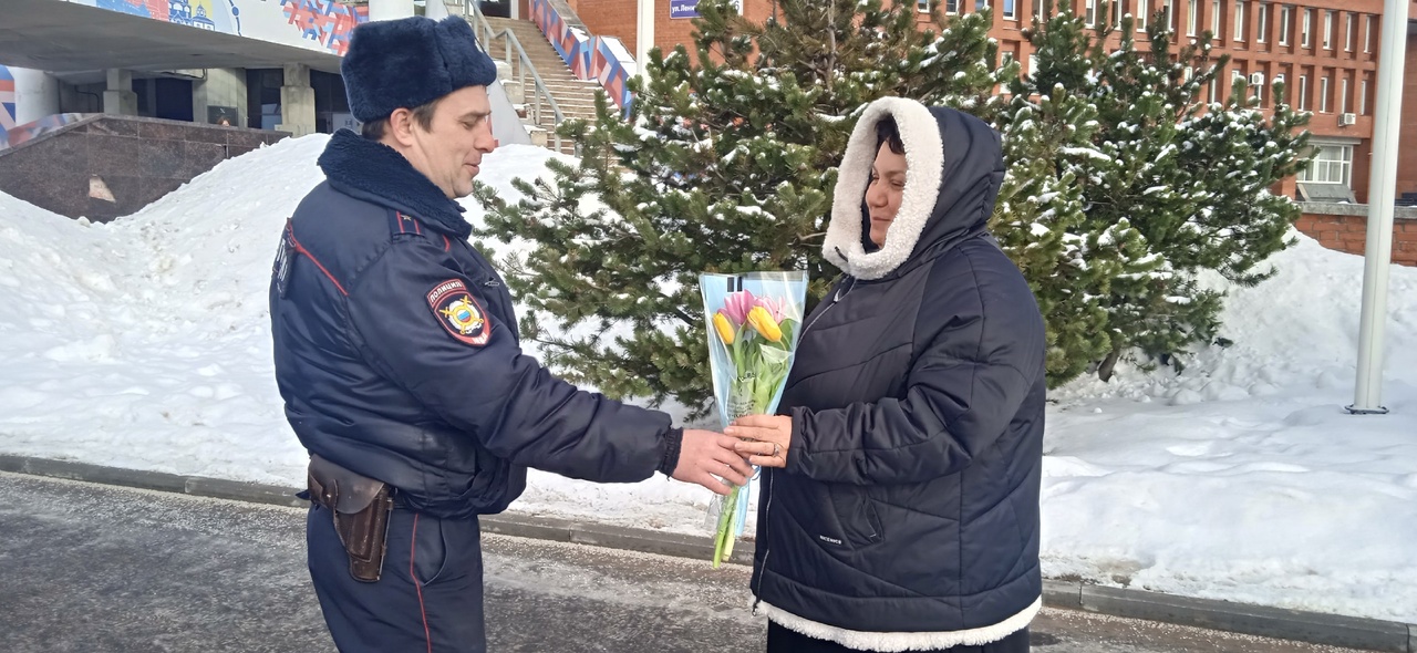 Полицейские Соснового Бора одарили женщин города цветами