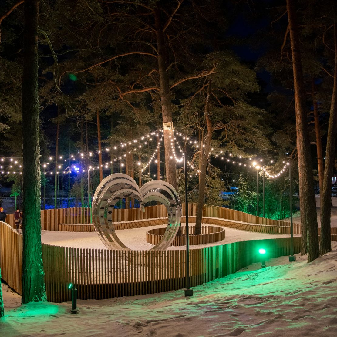«Сердце», дорожки,  качели и подсветка - парк в Сосновом Бору стал волшебным