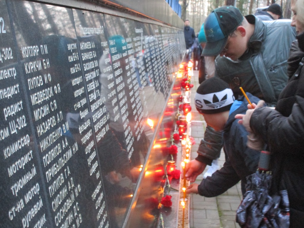 В Сосновом Бору на мемориале в Устье прошла акция «Зажги свечу памяти»