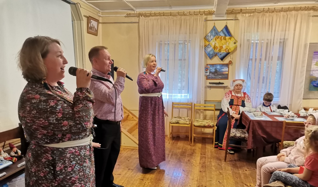 Костюмы, песни и кадриль. В клубе «Ручьи» прошло «Ручьевское подворье»