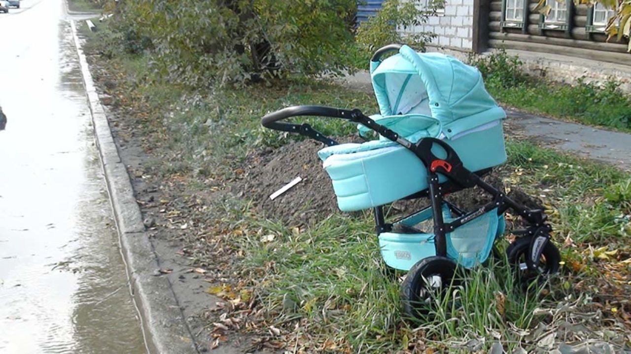 В Сосновом Бору пропавшую коляску с ребенком нашли на улице