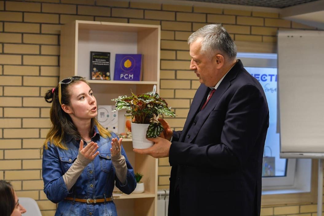 Александр Дрозденко встретился с инициативными жителями области. Сосновый Бор представляла Надежда Кислицина