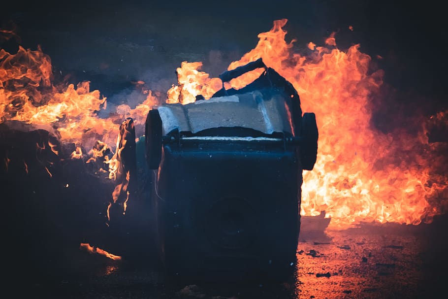 В Сосновом Бору тушили горящий автобус и мусорный контейнер