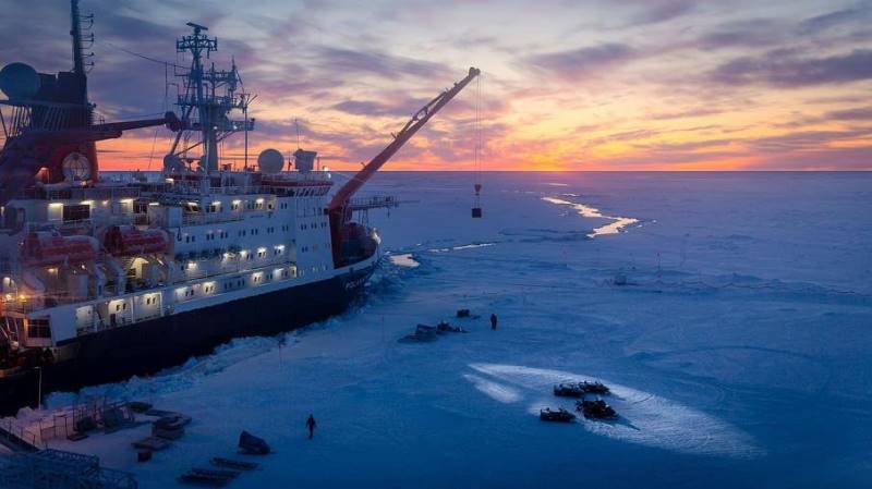 Корабль Polarstern и установка научного оборудования в первые дни экспедиции. 11 октября 2019 года. ﻿Источник: Wikimedia Commons