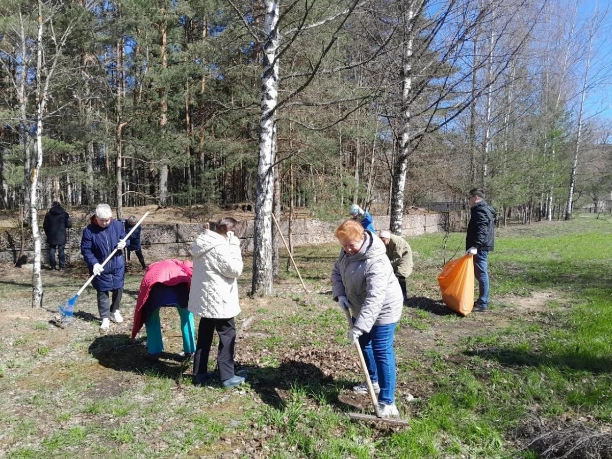 Апрель закончился, а субботники продолжаются. Сосновоборцы наводят чистоту  в городе и сажают деревья