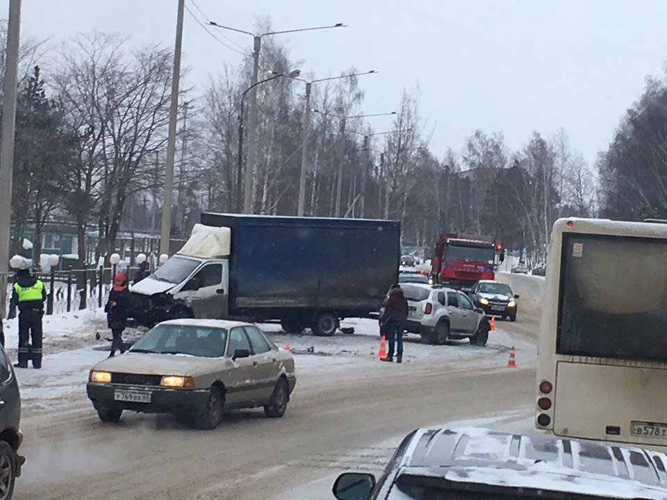 Два человека серьезно пострадали в ДТП в Сосновым Бору