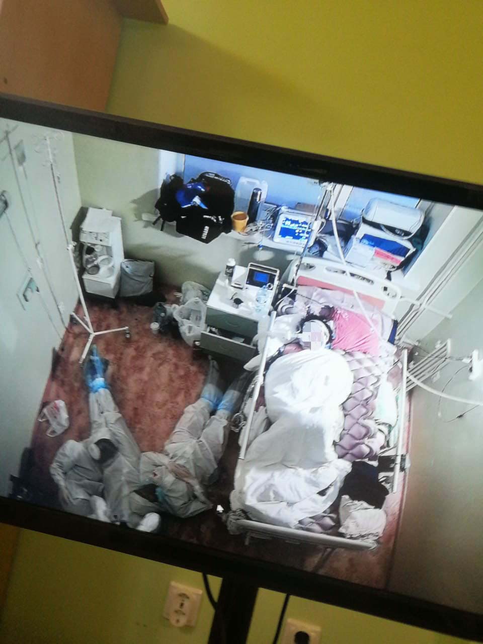 На полу у кровати тяжелого больного коронавирусом. Что запечатлела камера