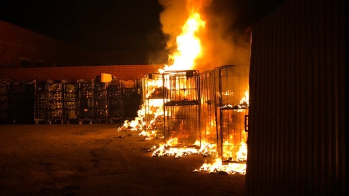 На проспекте Героев в Сосновом Бору загорелся магазин "Магнит" 