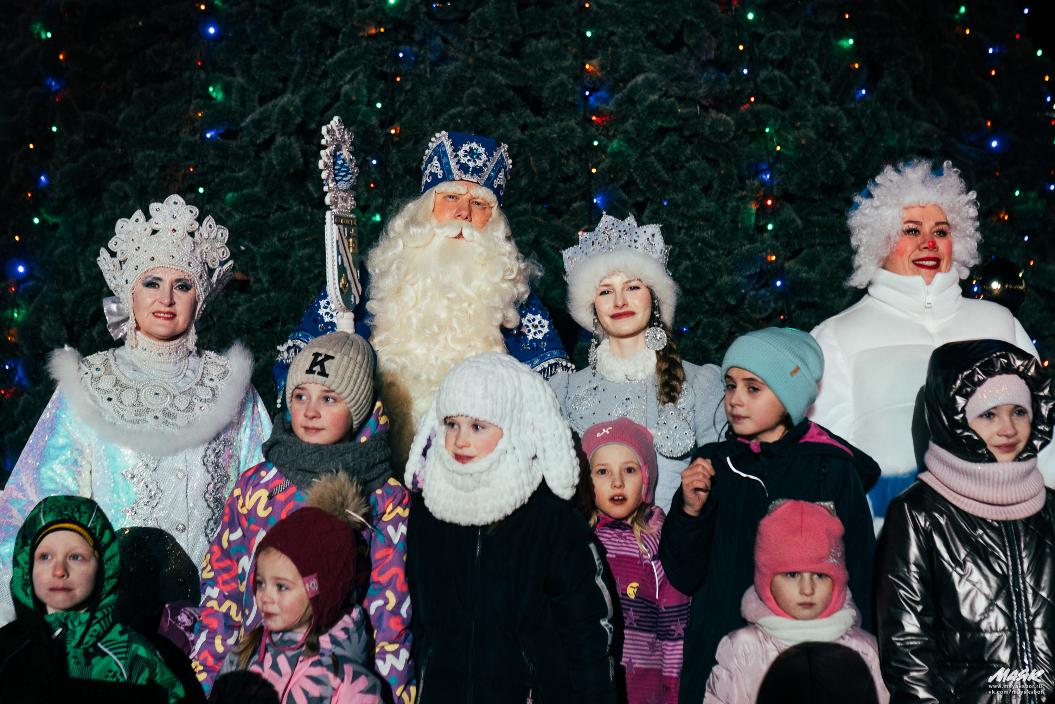 Пора добрых желаний. В Сосновом Бору в один день зажглись три новогодние елки
