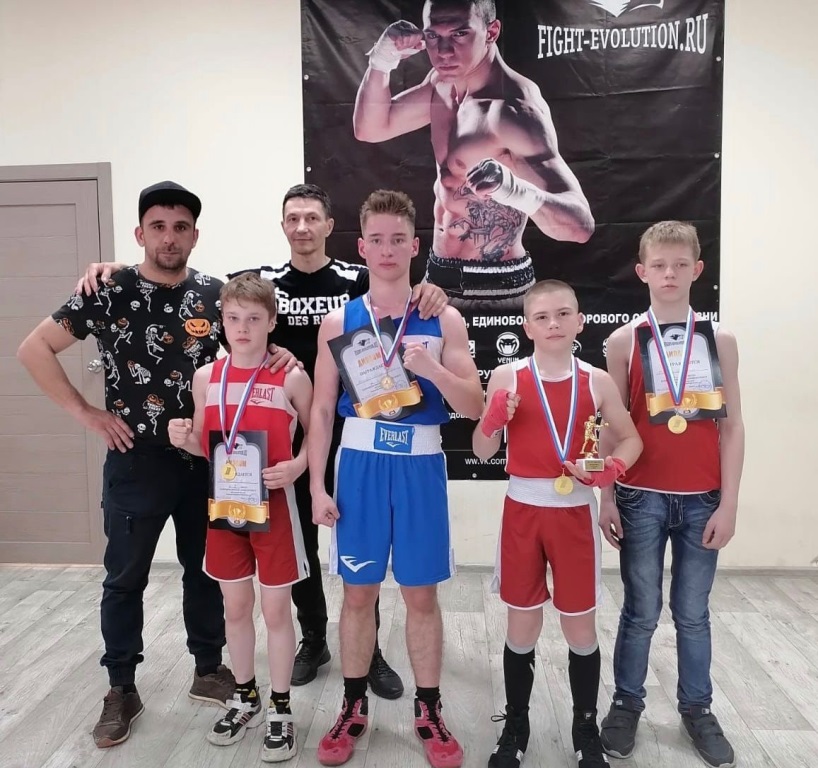 Сосновоборские боксёры стали первыми на турнире в Санкт-Петербурге
