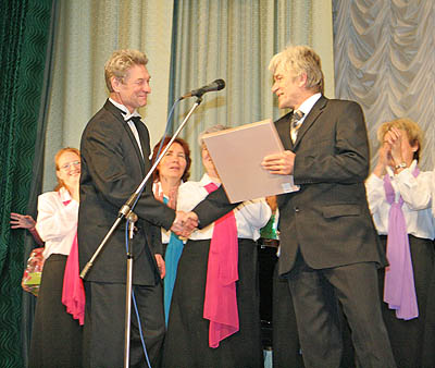 Приз зрительских симпатий и диплом лауреата II степени был вручен В. Майеру (слева). (Фото Александра Корзуна)