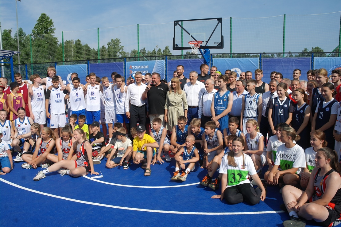 На празднике 95-летия Ленобласти в Сосновом Бору открыли ветклинику, баскетбольную площадку и новый сквер 