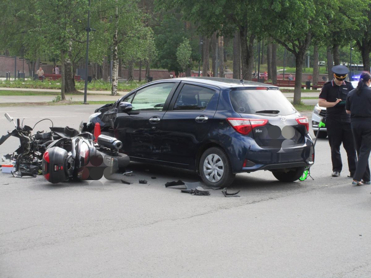 В центре Соснового Бора столкнулись машина и мотоцикл | 04.06.2024 |  Сосновый Бор - БезФормата