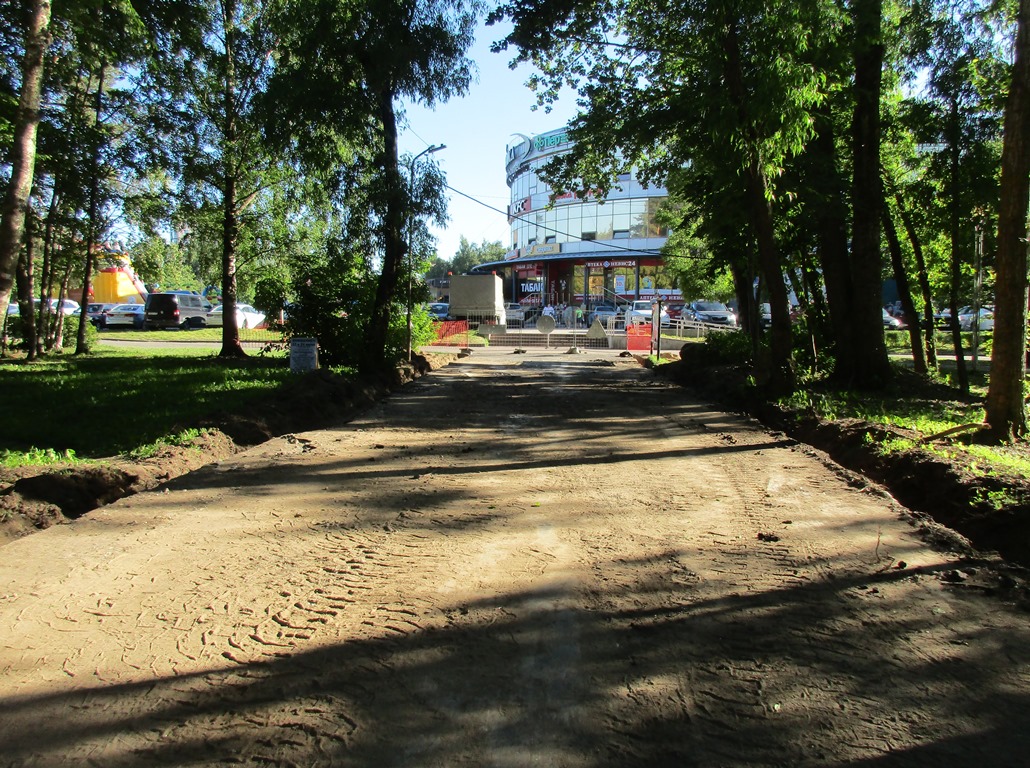 В Сосновом Бору идёт ремонт тротуара в сквере имени Булыгина