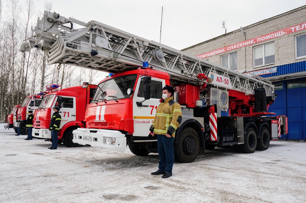 «Нареканий нет»: вице-губернатор Михаил Ильин посетил пожарную часть в Сосновом Бору