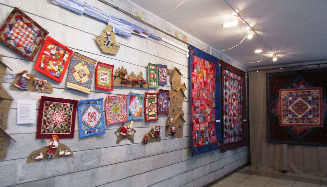 «Шить по-русски»: в Сосновом Бору проходит удивительная выставка клуба лоскутного шитья «Штучка»