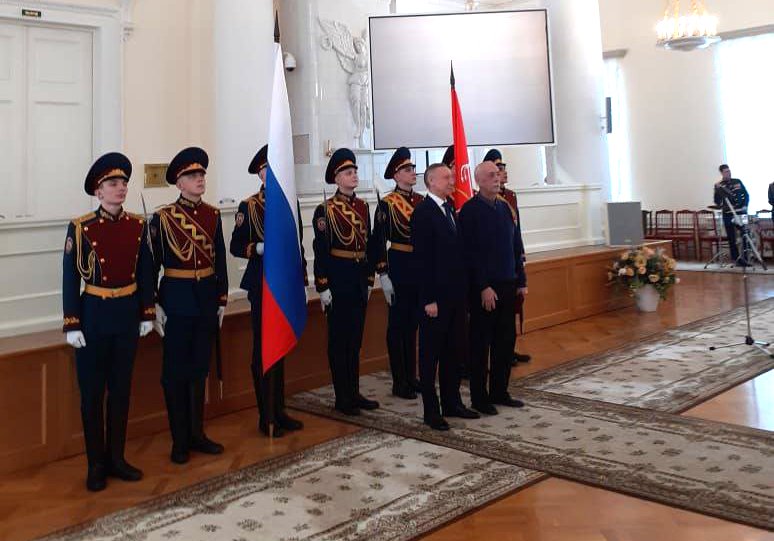 Александр Беглов вручил государственную награду сосновоборскому скульптору Владимиру Петровичеву