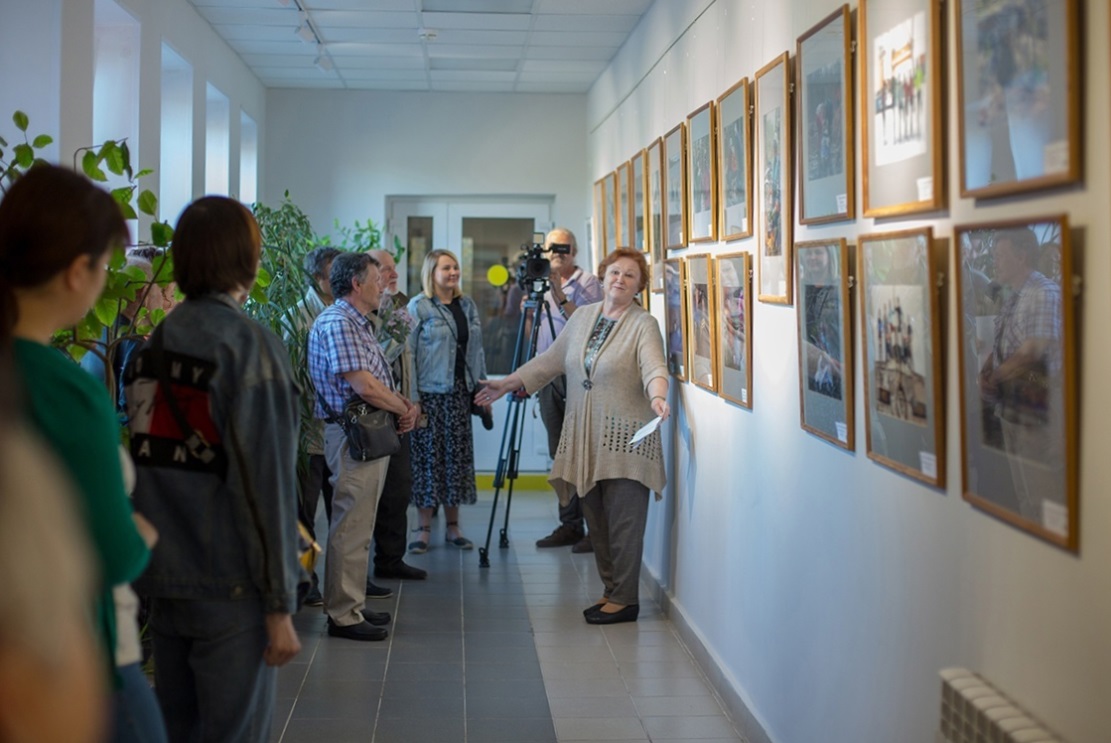Фотовыставка Виктора Карпова «Туристские сюжеты» открылась в сосновоборском ЦРЛ «Гармония»