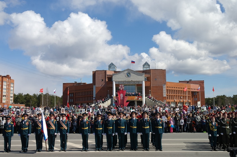 В Сосновом Бору прошли колонны "Бессмертного полка" и парад войск  