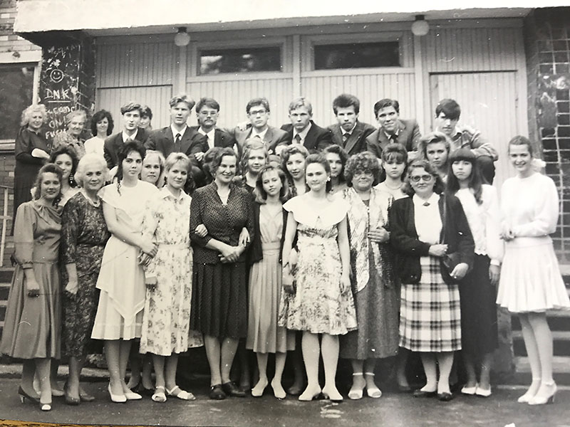 Первые  учителя и ученики частной школы. В первом ряду вторая слева —  директор О. А. Гречихина