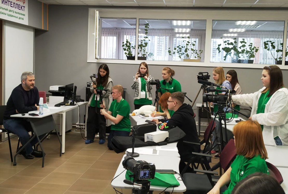 Фото Нины Князевой: Юные журналисты на пресс-конференции