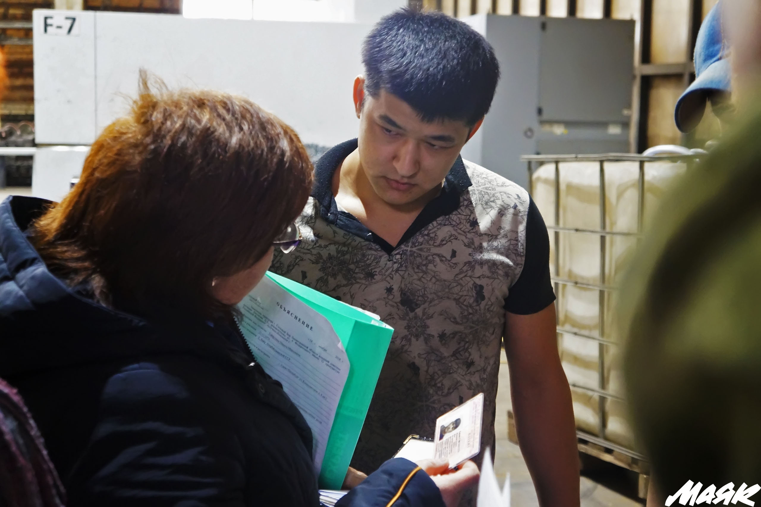 Фоторепортаж: прокуратура искала нелегальных мигрантов на заводе “Промэкс” в Сосновом Бору
