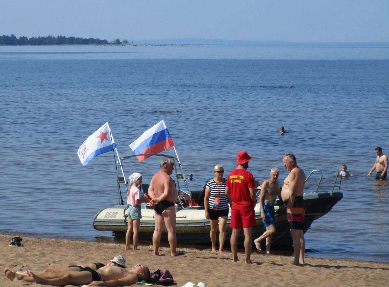 Они стремились к морю и прохладе.  В Сосновом Бору в жаркие дни совершались нарушения ПДД, общественного порядка и правил поведения на воде  
