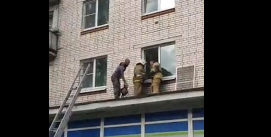 В Сосновом Бору спасатели вскрыли окно квартиры после сообщения об утечке газа