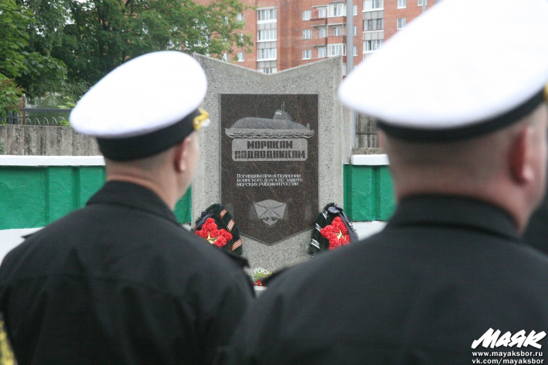 В Сосновом Бору возложили цветы в память о погибших членах экипажа “Лошарика” 
