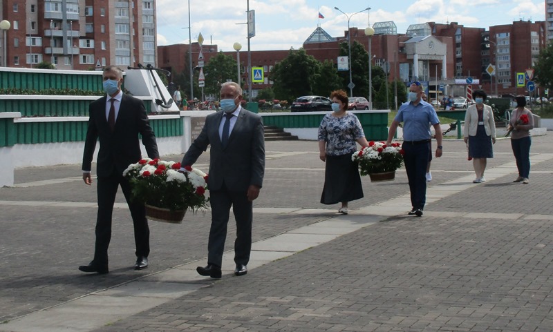 В День памяти и скорби сосновоборцы возложили цветы на мемориале в Устье. Фоторепортаж