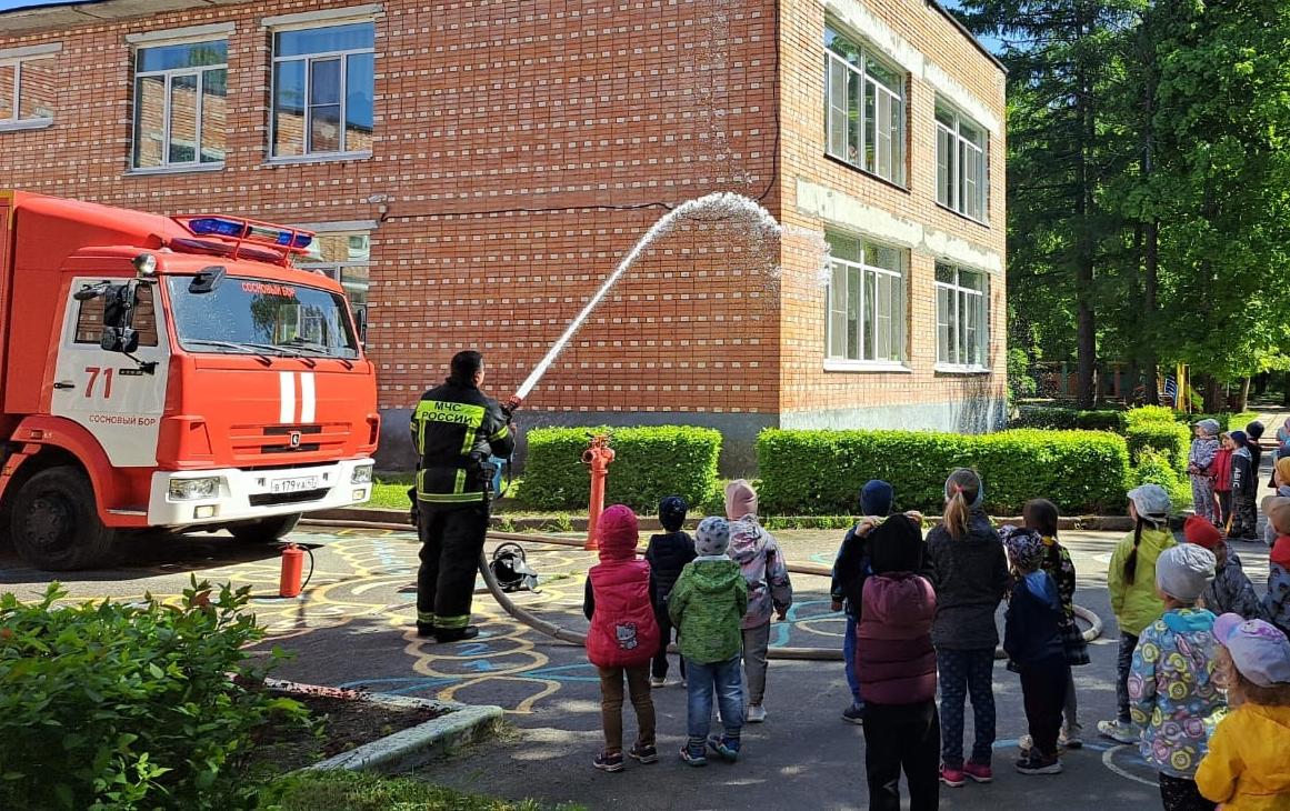Пожарные поздравили детсадовцев в Сосновом Бору с Днем защиты детей