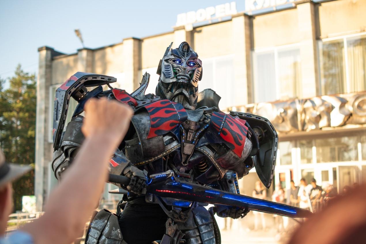 Фоторепортаж: в День молодежи в Сосновом Бору выступили гигантские роботы