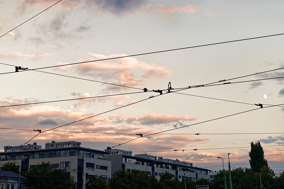 «Чистое небо»: в центре Петербурга избавляются от проводов 