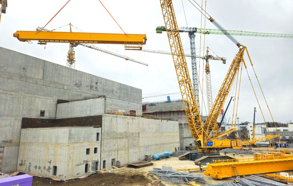 Длина  монтируемой балки крана — примерно 42 метра, вес до укрупнения составлял 62 тонны, а после, с учетом всего навесного оборудования —  около 100 тонн