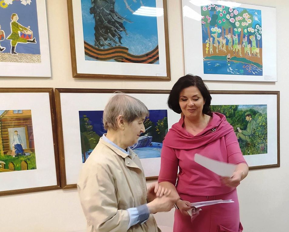 Т. В. Леонова и Н. А. Дементьева на фоне выставки