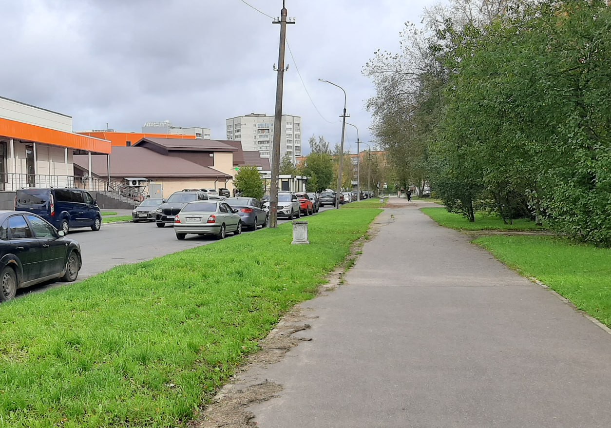 Проезд Военных строителей в Сосновом Бору оборудуют еще тремя пешеходными переходами и 42 парковками