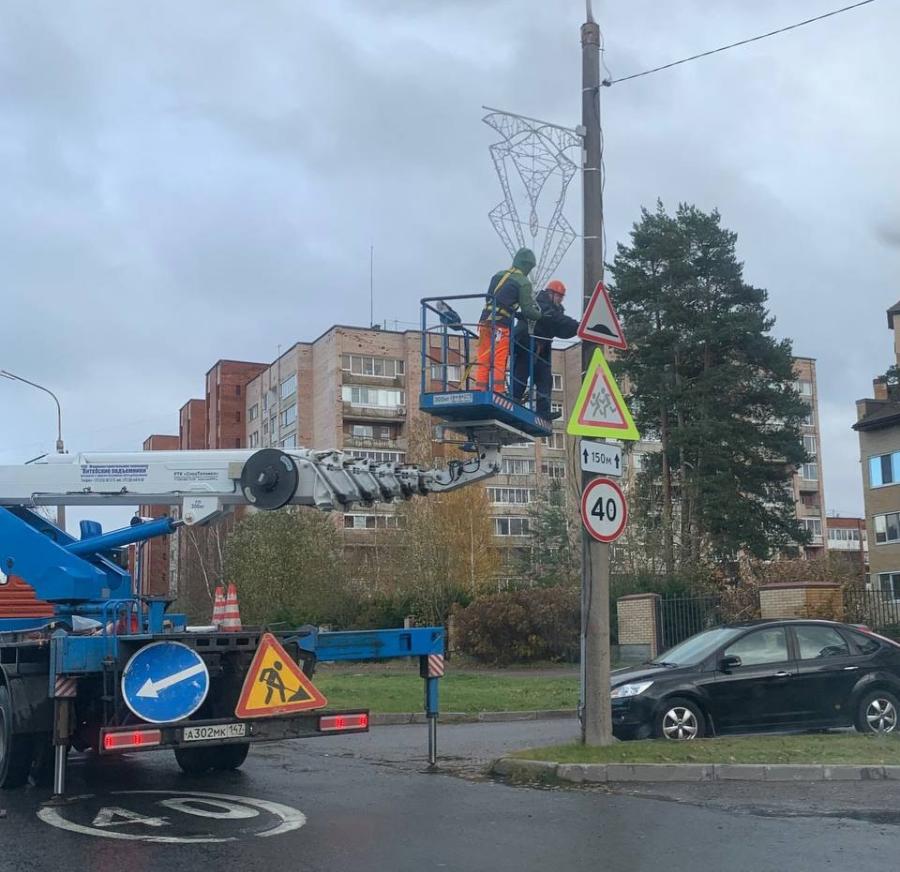 В Сосновом Бору две главные улицы уже украшены 78 новогодними консолями