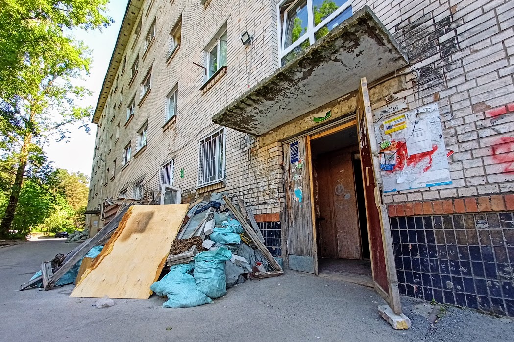 Это свершилось: в бывших общежитиях на Сибирской в Сосновом Бору начался текущий ремонт