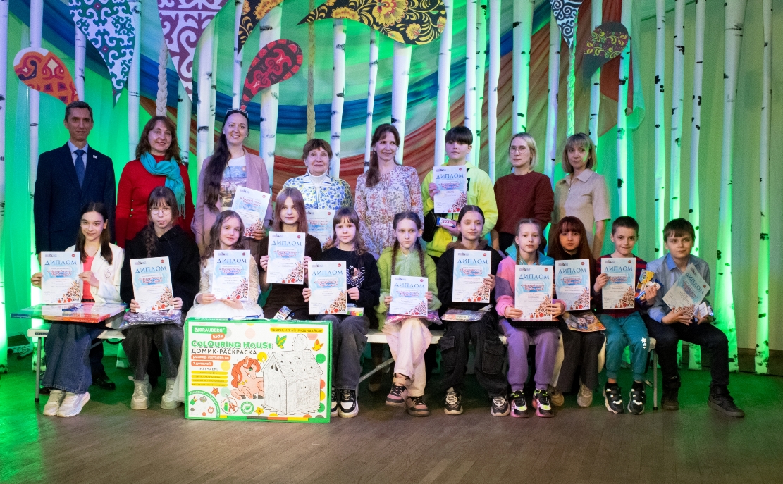 В ДК «Строитель» открылась выставка детских рисунков «Народов много – Родина одна»